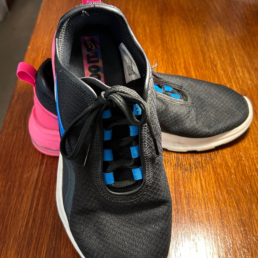 Nike Women’s Air Max Motion 2 Black/Pink Running Sneaker. Size 8.5